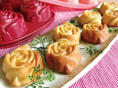 くどせさんちのHappyレシピ「おからマドレーヌ」 今回は、おからを使ったヘルシーな焼き菓子を紹介。焦がしバターの風味とふんわり香るはちみつ、可愛らしいばらの形に心が躍ります。(リビングふくやま 2012年10月13日号掲載)