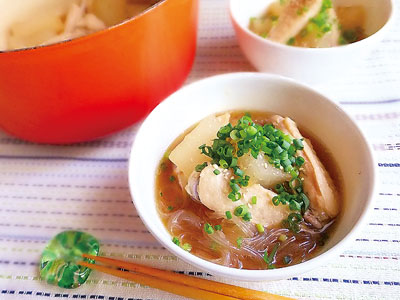 くどせさんちのHappyレシピ「手羽中と冬瓜のおかずスープ」 だんだん寒くなってくると、あったかくて口当たりの良い料理が恋しくなりますね。今回は鶏のうま味たっぷりのスープを紹介します。(リビングふくやま 2012年11月10日号掲載)