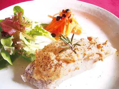 くどせさんちのHappyレシピ「鯛の味噌クリームチーズ焼き」瀬戸内海は昔から鯛の漁場として知られています。5月はちょうど、鞆の浦で「鯛網」が行われる時季。今回は、鯛を使った手軽に作れる洋風のメニューを紹介します。(リビングふくやま 2009年5月30日号掲載)