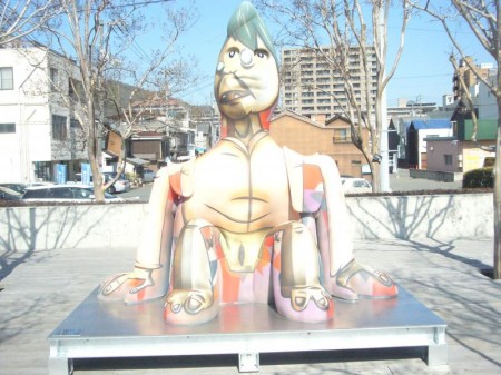 尾道オリーブ広場に「立ち止まる人」が設置されました メイン画像